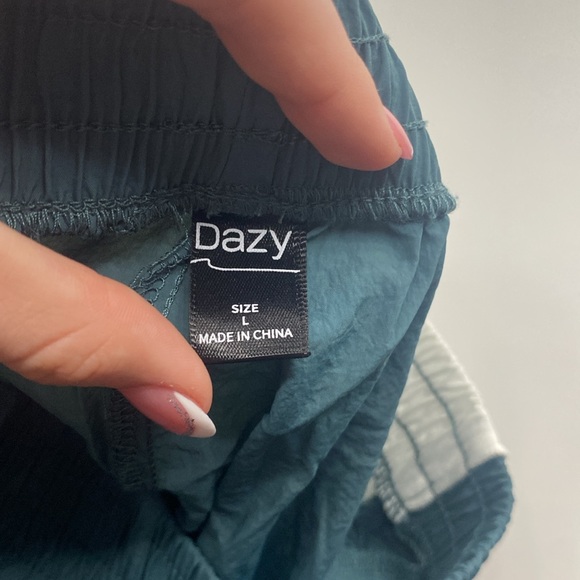 Parachute pants all green with a white stripe, Size large - Picture 4 of 4